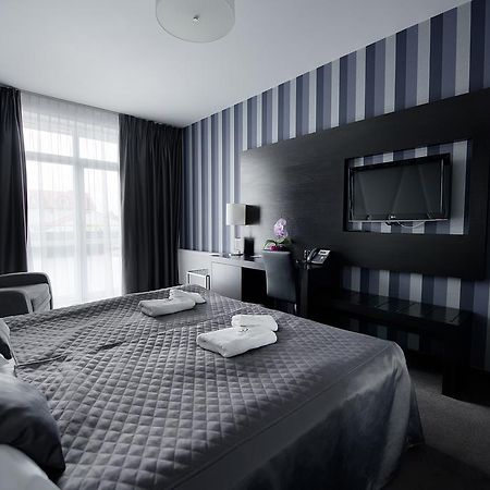Hotel Grafit Kostomloty Pierwsze Buitenkant foto