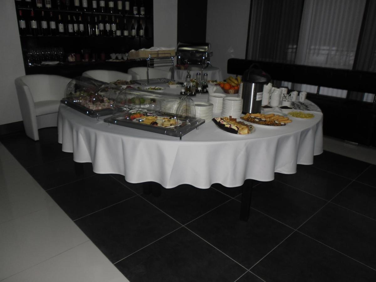 Hotel Grafit Kostomloty Pierwsze Buitenkant foto