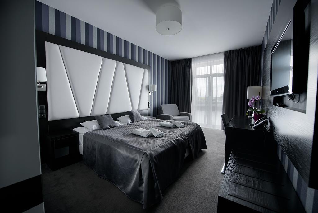 Hotel Grafit Kostomloty Pierwsze Buitenkant foto