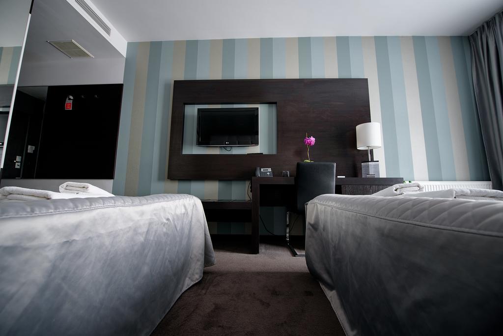 Hotel Grafit Kostomloty Pierwsze Buitenkant foto