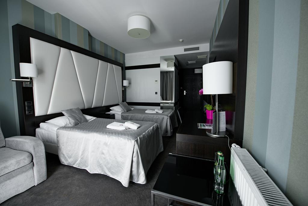 Hotel Grafit Kostomloty Pierwsze Buitenkant foto