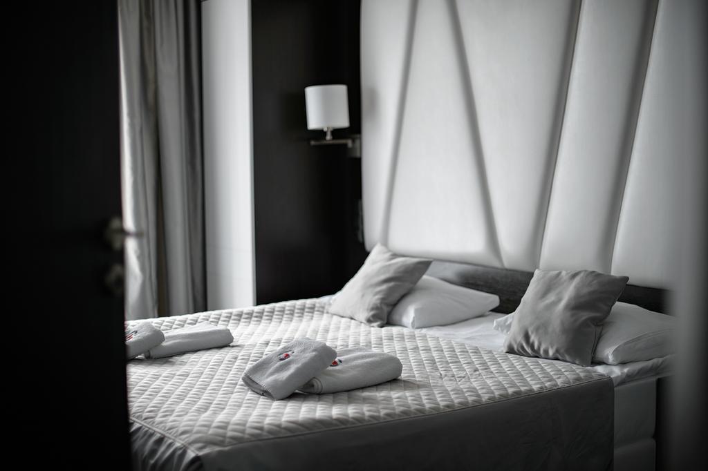Hotel Grafit Kostomloty Pierwsze Buitenkant foto